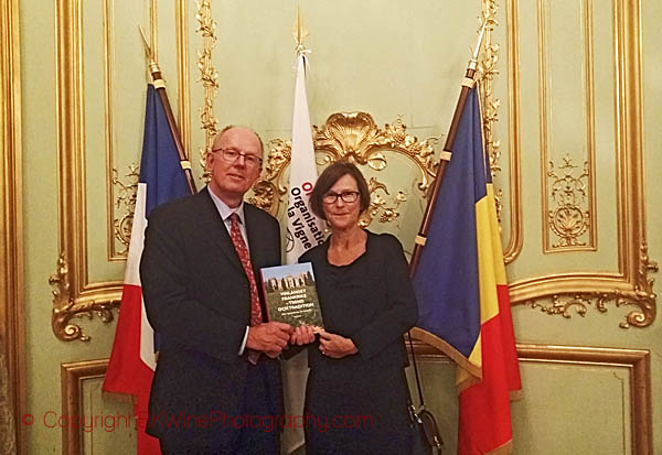 Britt och Per Karlsson, BKWine, får OIVs pris för boken om Frankrikes viner