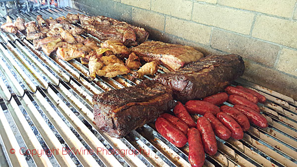 Grillat av olika sorter i trädgården hos De Martino