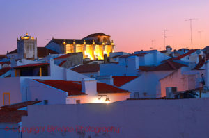 Vy över hustaken och katedralen i Evora, Alentejo