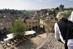 Utsikt över byn Saint Emilion, torget och vingårdarna