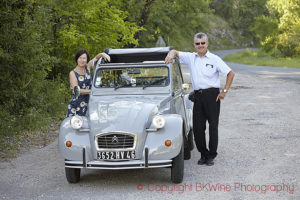 En bil med två personer väntar, Citroën 2CV