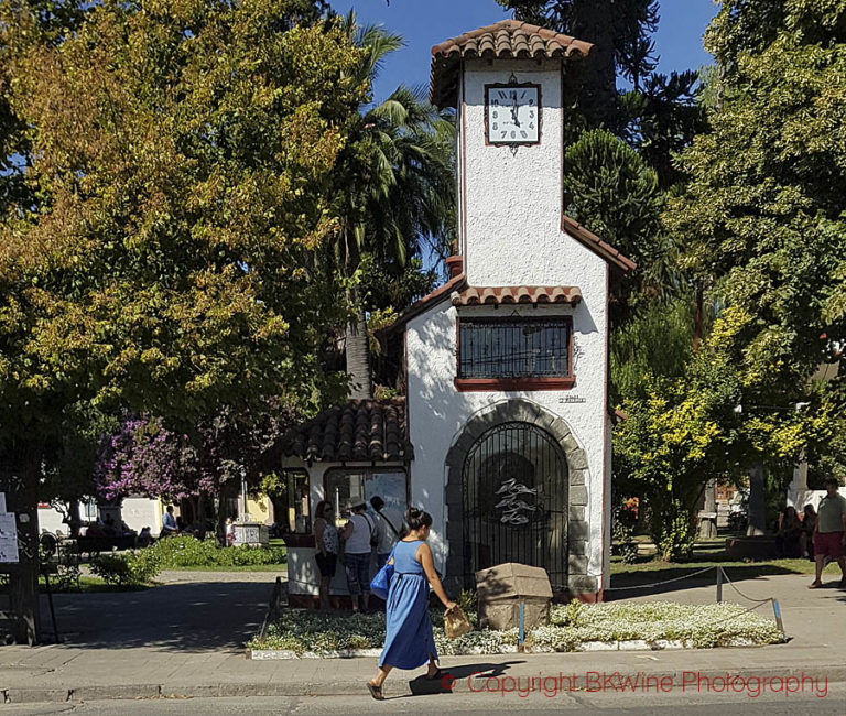 Det märkliga klocktornet på Plaza de Armas i Santa Cruz, Colchagua, Chile