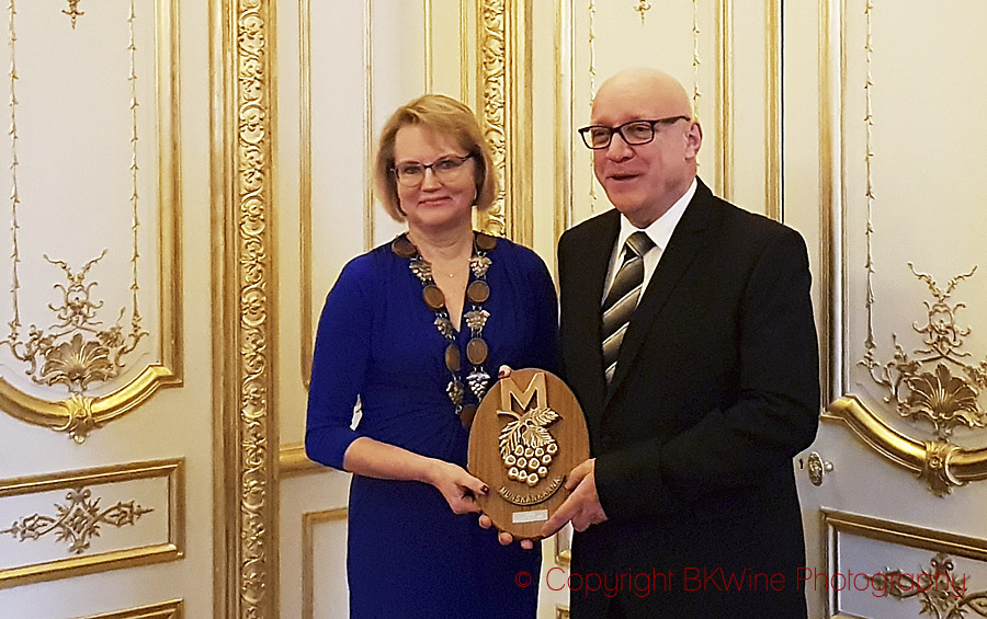 Ordförande i Munskänkarnas styrelse Lena Ståhl, och vice borgmästaren i Epernay Jacques Fromm, med plaketten för ”årets vinort”