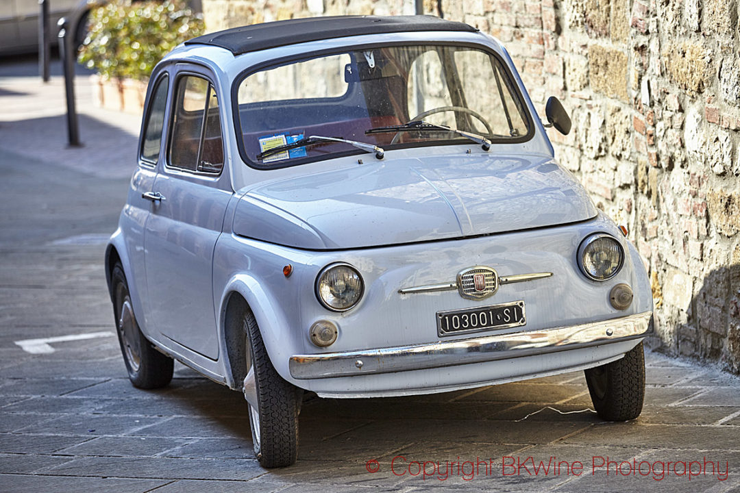En liten Fiat på en gata i Italien