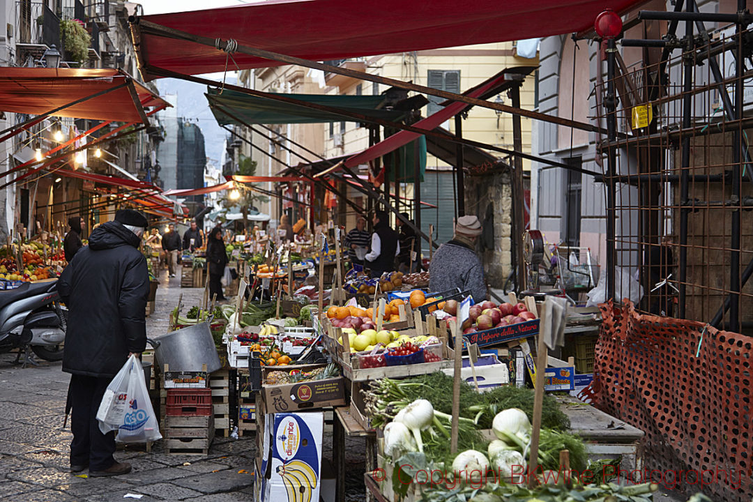 En matmarknad med grönsaker och frukt i Italien