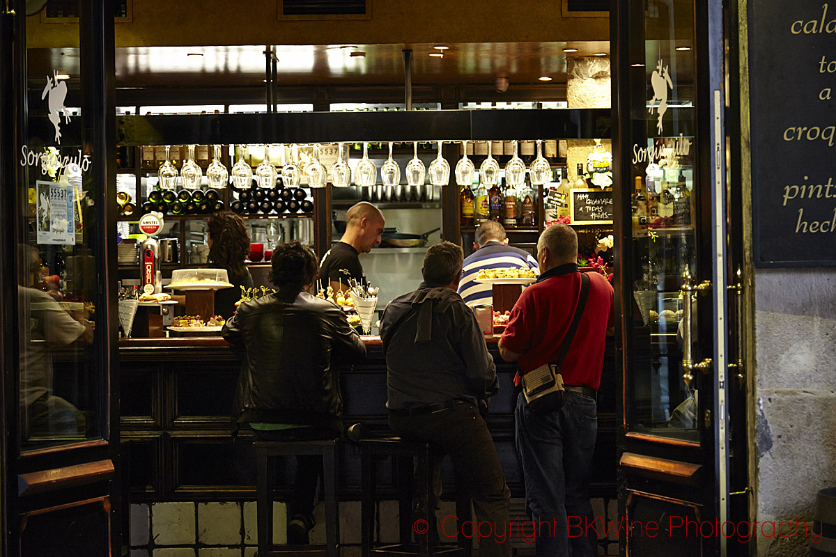 Tapas / pinchos på en bar på Plaza Nueva i Bilbao