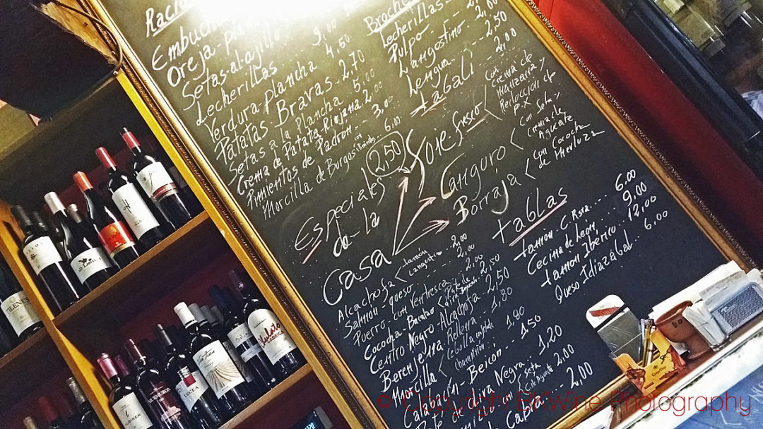 Menyn med tapas på en restaurang Logroño i Rioja