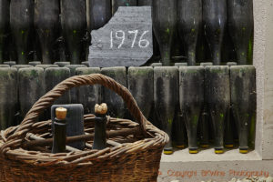 Gamla flaskor ”sur pointe”, i en källare i Champagne
