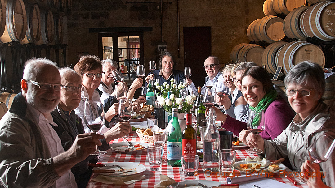 En trevlig lunch med vinmakaren i en vinkällare i Bordeaux