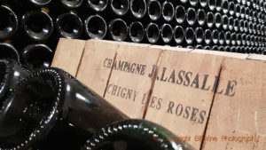 Flaskor i en pupitre i källaren hos Champagne J Lassalle