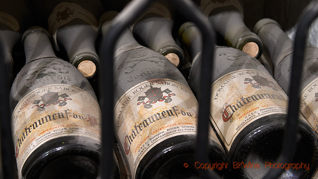 Gamla flaskor i en vinkällare i Rhonedalen