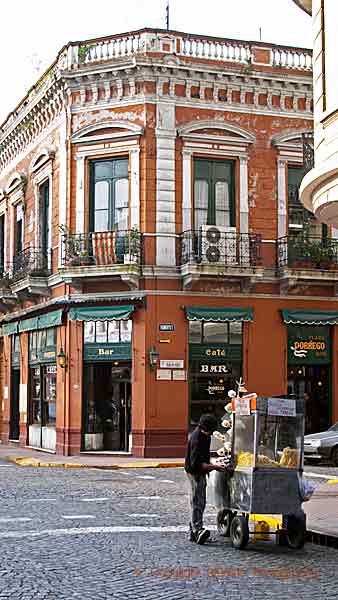San Telmo-distriktet i Buenos Aires är känt för sina butiker och antikhandlare