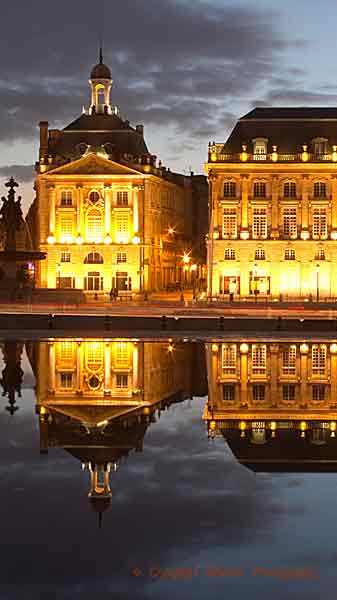 Den fantastiska Miroir d’Eau i staden Bordeaux