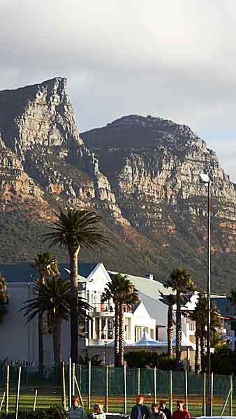 Imposanta klippor över Camps Bay i Kapstaden