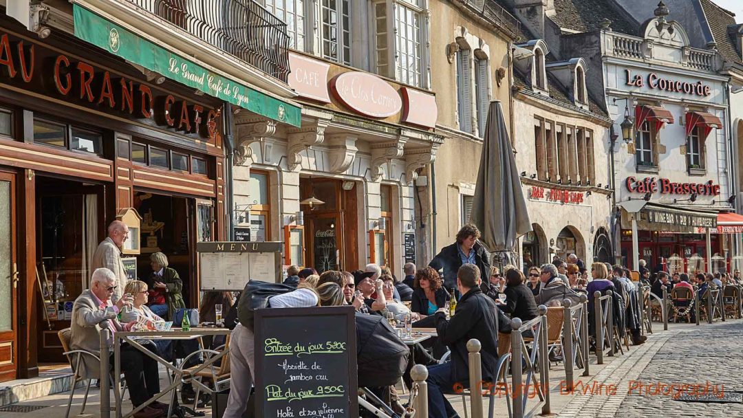 Caféer med uteserveringar i Beaune i Bourgogne