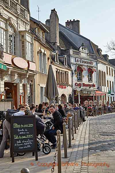 Caféer med uteserveringar i Beaune i Bourgogne