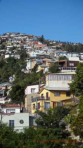 Valparaisos färgglada hus i Chile med utsikt över havet