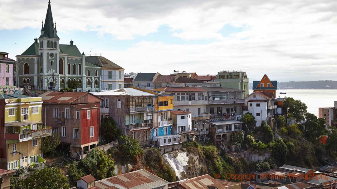 Valparaisos färgglada hus i Chile med utsikt över havet