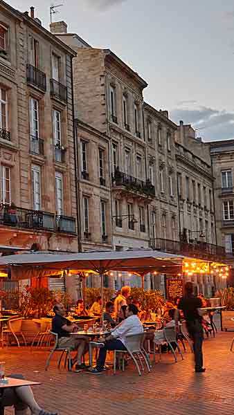 En kväll på Quai des Chartrons med restauranger och uteserveringar, Bordeaux