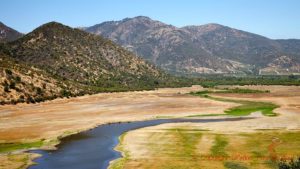 En flod rinner genom det vackra landskapet i Colchagua, Chile