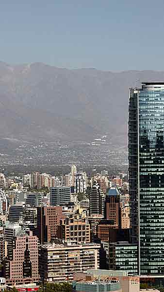 Santiago de Chiles skyline och utsikt över Anderna