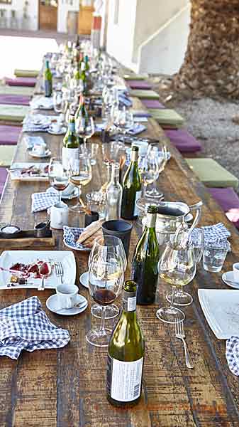Lunchen och vinprovningen avklarad på en vingård i Walker Bay