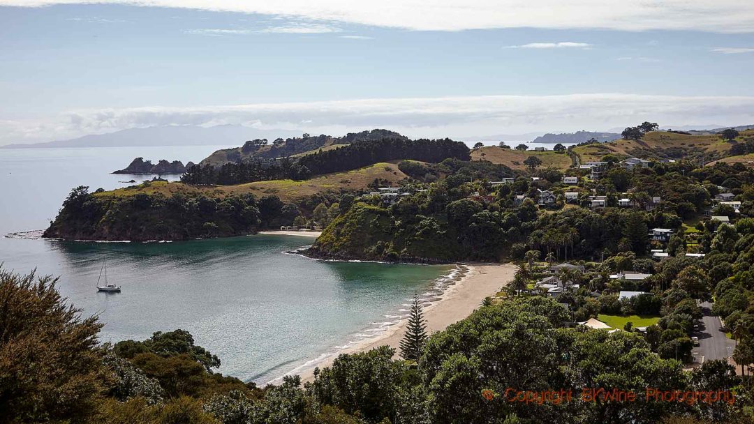 En strand på Waiheke-ön i Auckland-bukten