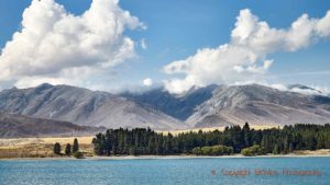 Den blåskimrande Tekapo-sjön och dramatiska berg