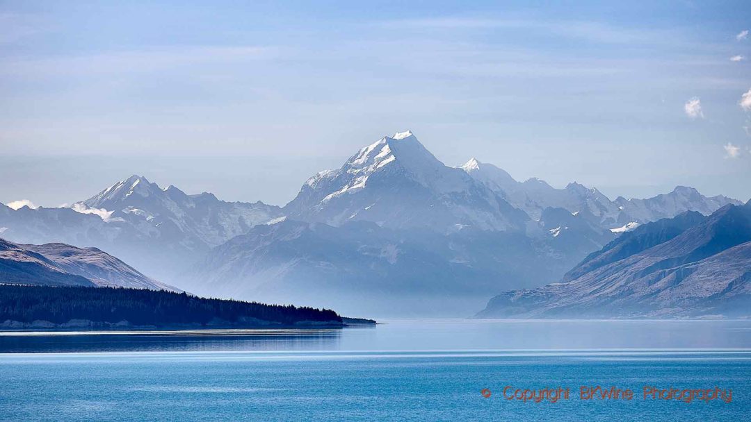 Mount Cook och den blåskimrande Pukaki-sjön