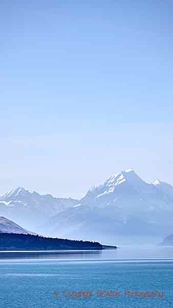 Mount Cook och den blåskimrande Pukaki-sjön