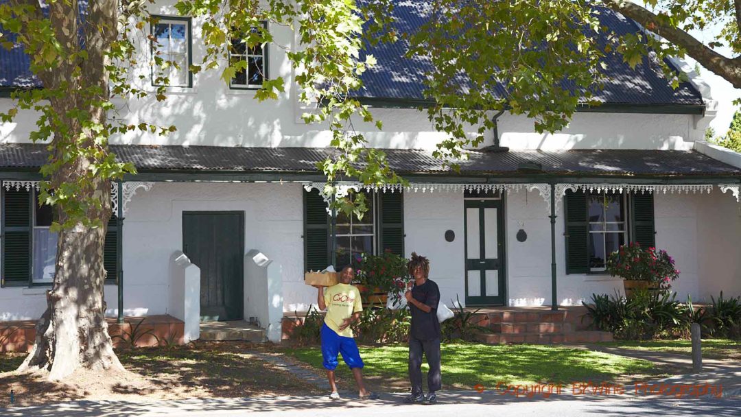 Leverans av matvaror till ett hus i traditionell stil i Stellenbosch i Sydafrika