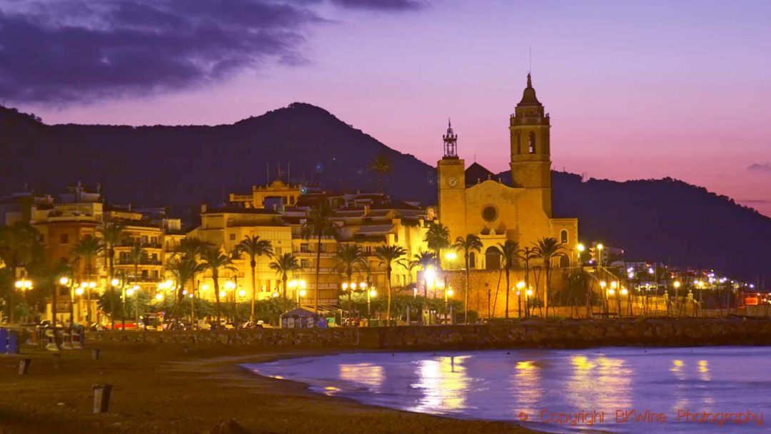 Strandpromenaden i Sitges och den vackra kyrkan