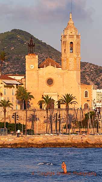 Stranden i Sitges med sin berömda kyrka vid havet