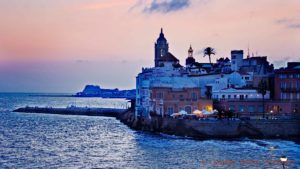 Sitges vid havet i Katalonien i skymningen