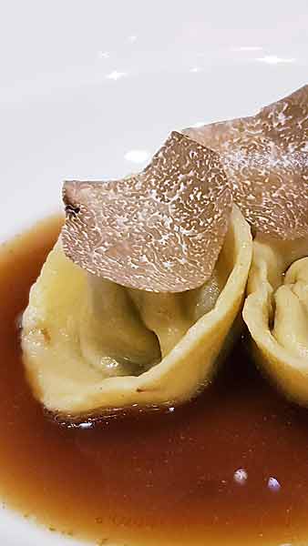 Tortellini med tryffel till en lyxig måltid i Sicilien