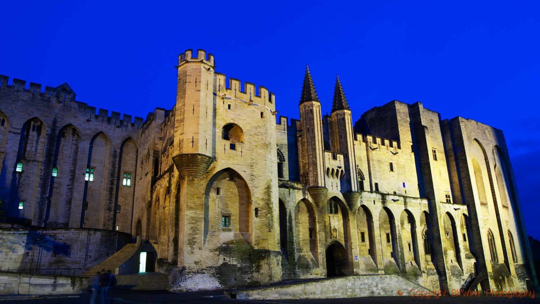 Påvepalatset i Avignon i kvällsbelysning