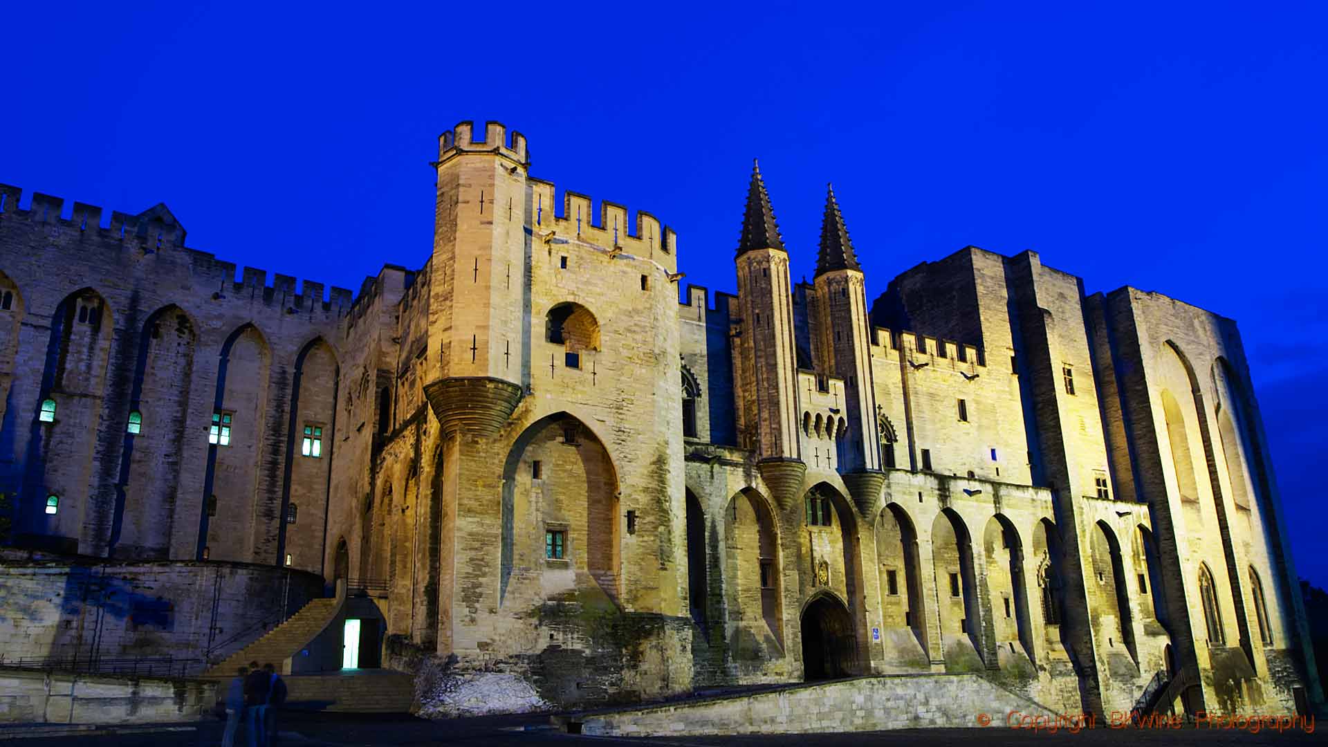 Påvepalatset i Avignon i kvällsbelysning