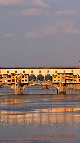 Ponte Vecchio över floden Arno i Florens