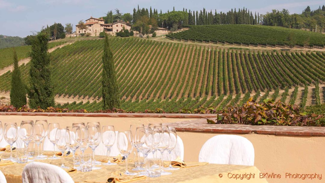 Lunchen servars på terrassen med utsikt över vingårdarna i Toscana