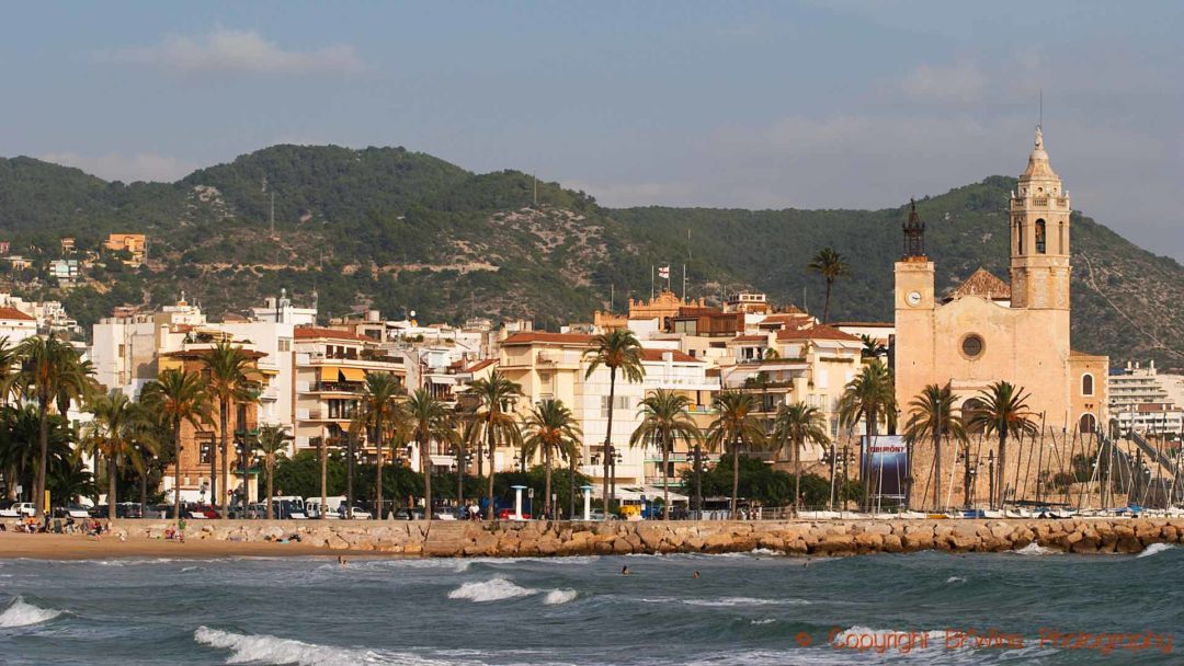 Stranden i Sitges med sin berömda kyrka vid havet