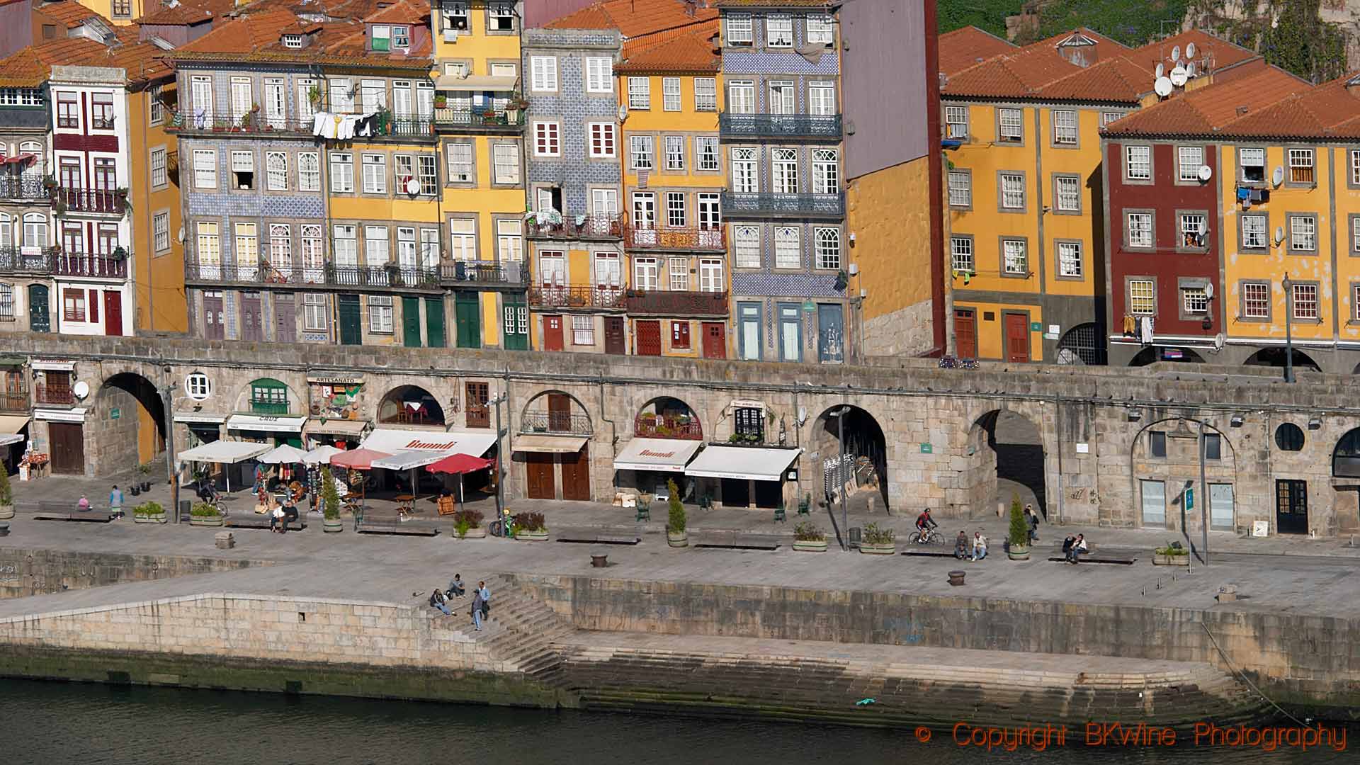 Färggranna hus längs Douros kaj i Porto