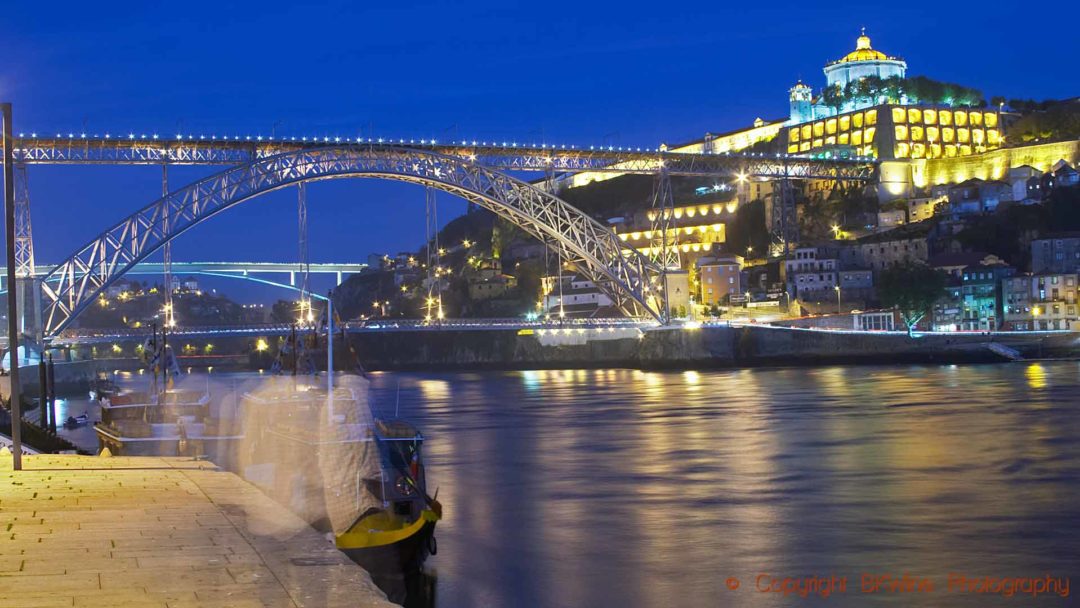 Dourofloden och Dom Luis I-bron mellan Porto och Vila Nova de Gaia