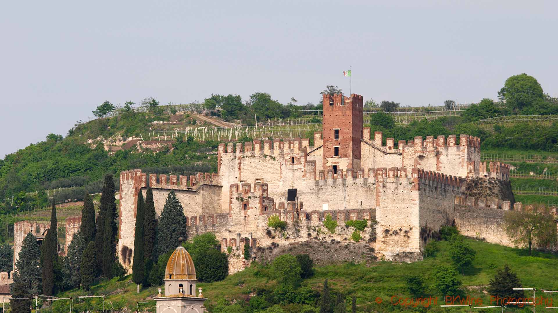 Det pampiga gamla slottet i Soave, Veneto