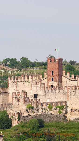 Det pampiga gamla slottet i Soave, Veneto