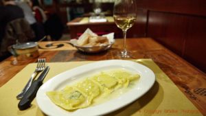 En enkel pasta och ett glas vin på en lite restaurang i Florens, Toscana
