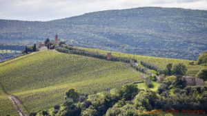 Ett slott i Toscanas böljande landskap med kullar och vingårdar