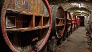 En vinkällare med stora gamla fat i Rhonedalen