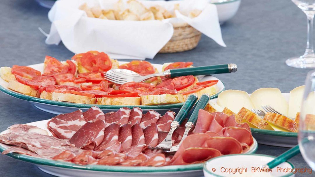 Antipasti, korv, ost, skinka mm, inleder ofta en toscansk måltid
