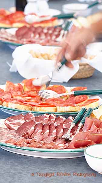 Antipasti, korv, ost, skinka mm, inleder ofta en toscansk måltid