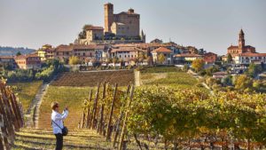 Vingårdar och en by med en gammal borg i Barolo